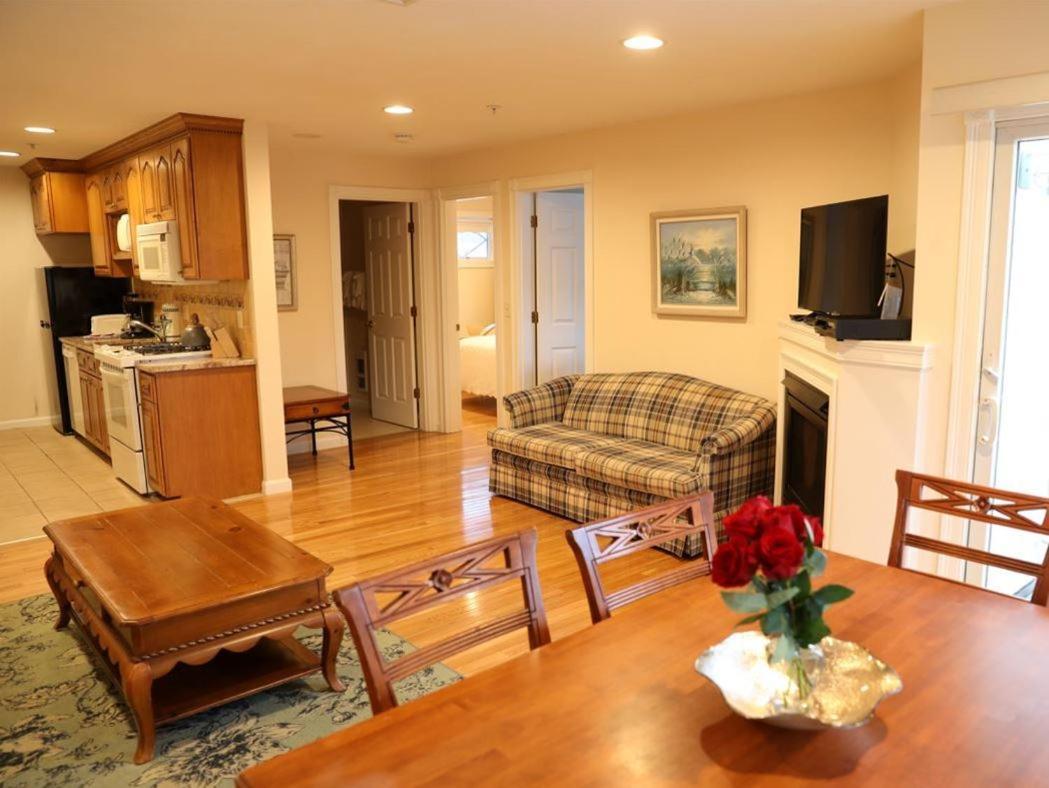 By The Sea Guests Bed & Breakfast And Suites Dennisport Chambre photo